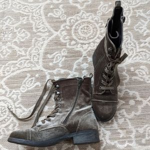 New without box Report Huey velvet boots